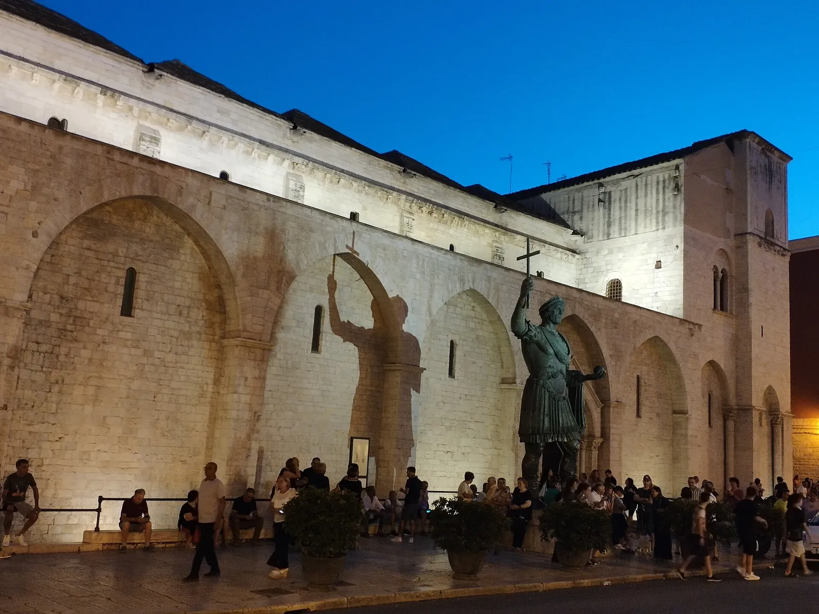 L’ombra del Colosso sulla basilica, Barletta